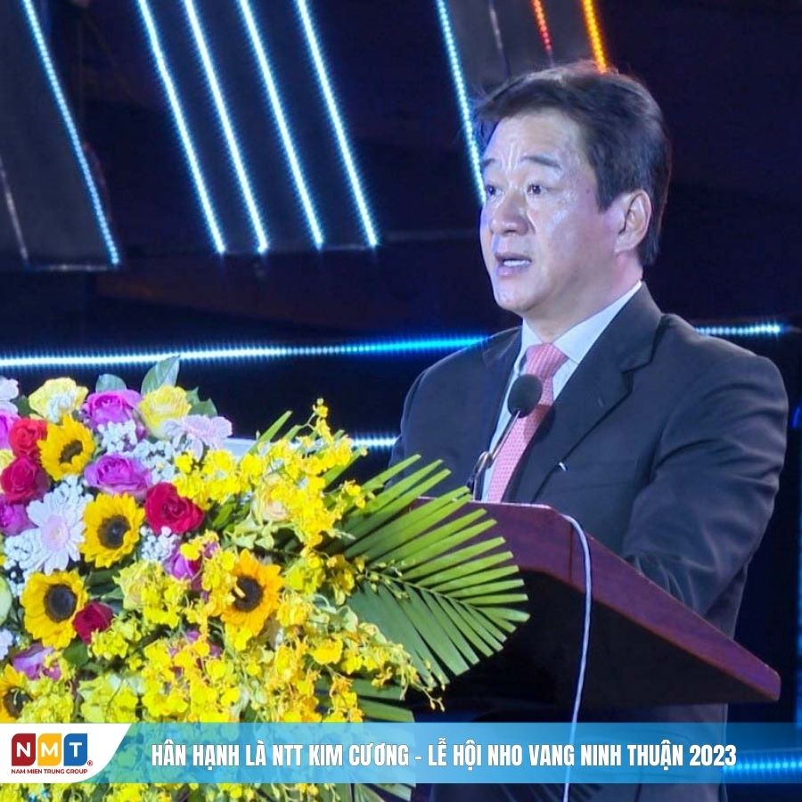 Đồng chí Nguyễn Long Biên - Ủy viên Ban Thường vụ Tỉnh ủy, Phó Chủ tịch UBND tỉnh phát biểu bế mạc Lễ hội Nho và Vang Ninh Thuận năm 2023.