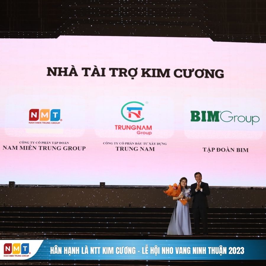 Tự hào là Nhà tài trợ kim cương - Tập đoàn Nam Miền Trung vinh dự được Phó chủ tịch UBND tỉnh Ninh Thuận Nguyễn Long Biên trao hoa và kỷ niệm chương cảm ơn vì những đóng góp của Doanh nghiệp tại Lễ bế mạc lễ hội.