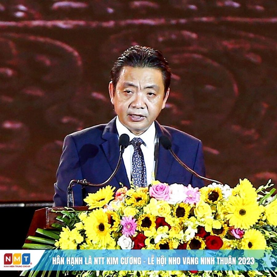 Ông Hoàng Đạo Cương, Thứ trưởng Bộ Văn hóa, Thể thao và Du lịch trao Bằng công nhận của UNESCO ghi danh” Nghệ thuật làm gốm của người Chăm vào Danh sách di sản văn hóa phi vật thể cần bảo vệ khẩn cấp” cho tỉnh Ninh Thuận.
